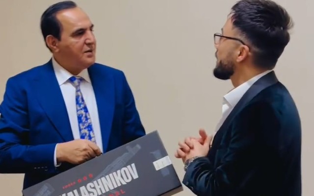 Manaf Kərimə "Kalaşnikov" bağışladı - VİDEO
